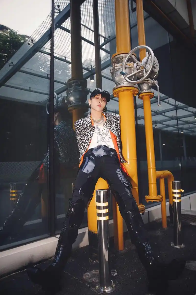 穿豹纹盘腿坐,一般男生hold不住她,刘雨昕这造型可谓霸气十足