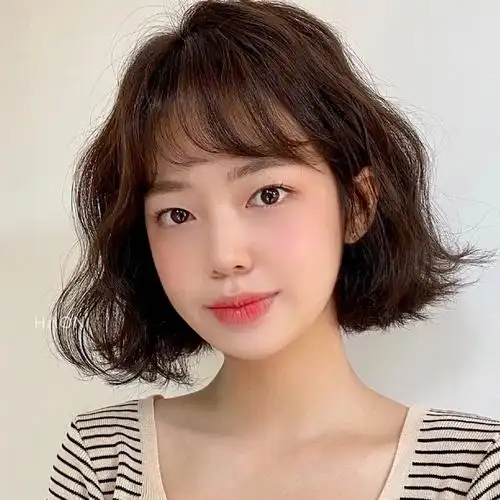 秋冬中短发,中长发烫发推荐,外翘c字,高层次卷度减龄显小脸