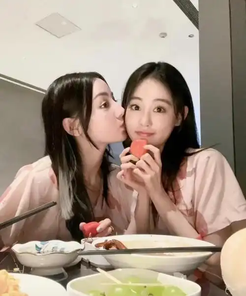 迪丽热巴祝绪丹现身洗浴中心闺蜜俩开心自拍素颜出镜状态好