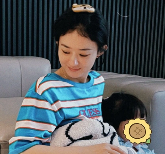 赵丽颖与闺蜜相聚,牵手亲密合影,素颜状态也太好了