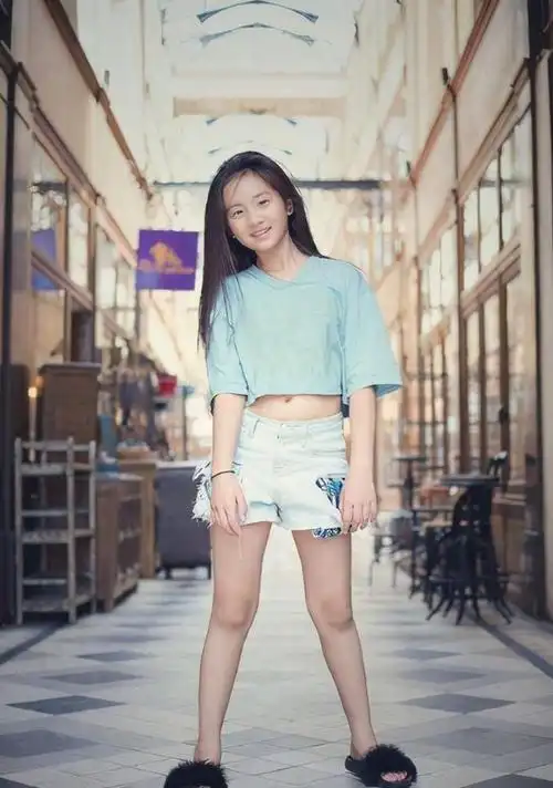 黄多多在去年时还染了一头紫色的头发,并剪成了留