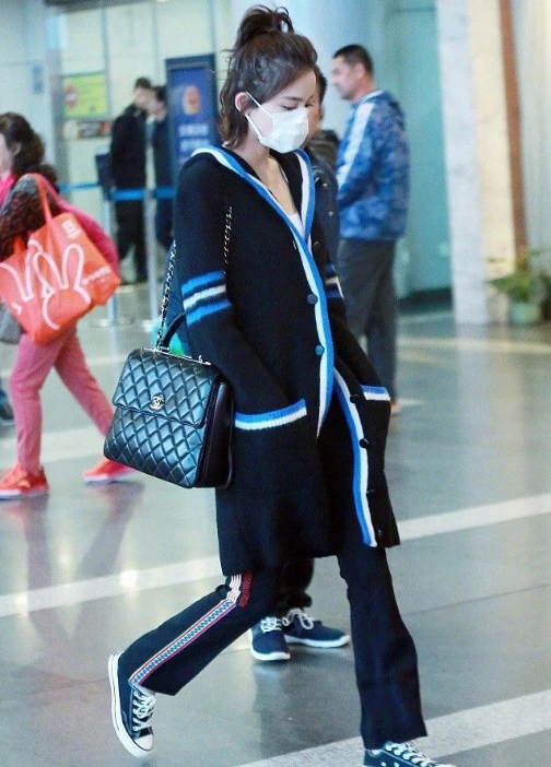 古力娜扎机场街拍,苹果头十分可爱.