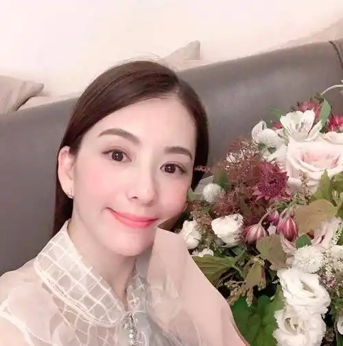 香港媒体曾爆料,称郭富城豪掷千万在上海买房,还雇了五位月嫂为妻子