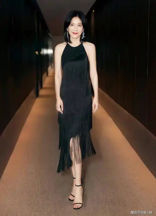 51岁俞飞鸿真的太抗老了,穿条纹衫配短裙,一点不像年过半百的人