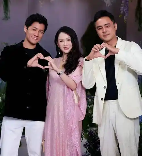 陈乔恩与老公合体参加萧敬腾婚礼,比心撒糖,穿宽松粉裙孕相十足