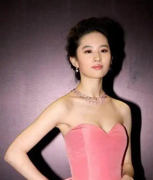 刘亦菲身穿抹胸裙相当的惊艳瞬间就能成为全场的焦点