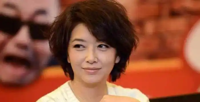 原创她是靳东的前妻也是位好母亲49岁的她爱上了小17岁男友