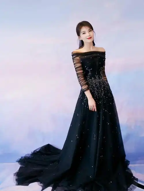 42岁刘涛气质高贵!黑色一字肩网纱长裙宛若星河,真是太美了