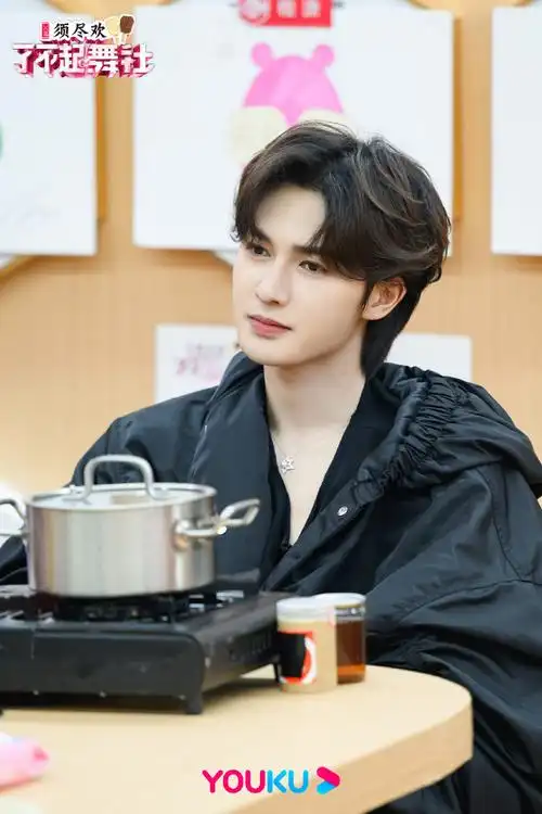 朱正廷的帅气剧照,快来一键保存吧全黑look休闲有型,难掩超a气场美味