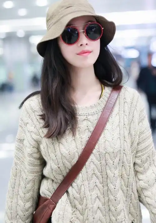 倪妮演绎毛衣高档感穿搭慵懒精约诱人吸睛淡妆出镜气色佳
