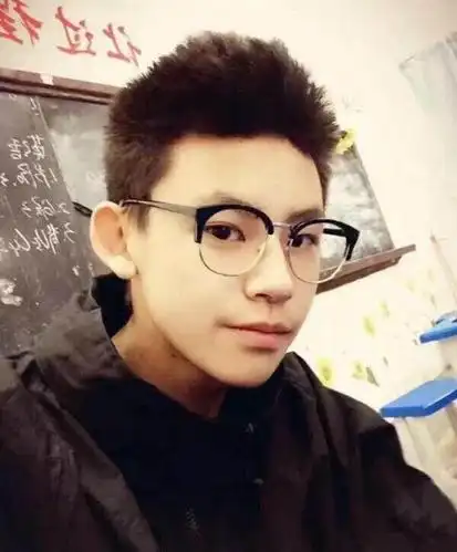 百分九成员的童年照,蔡徐坤从小帅到大,范丞丞胖乎乎的可爱|尤长靖