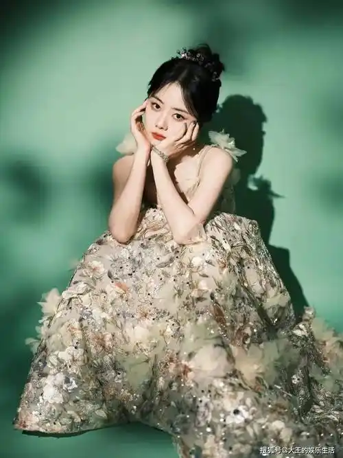 谭松韵:事实证明,现在的"国民闺女",心灵深处与外在璀璨之间迥然不同