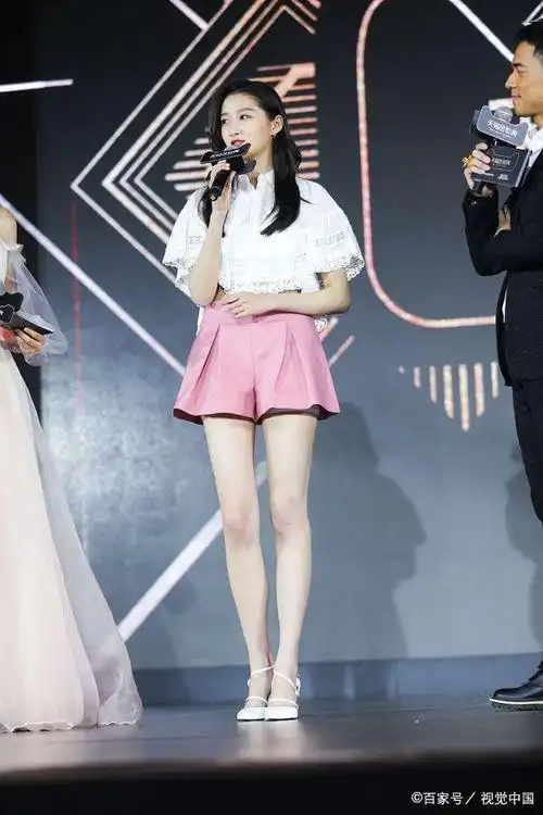 关晓彤江疏影两人身高腿长,穿超短裙配上高跟鞋,身体比例太美好