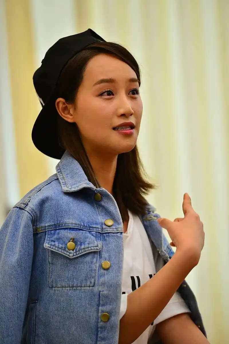 蓝莹莹,张雪迎和蒋依依都长得苦苦的,苦到我总觉得她们演艺路有些不