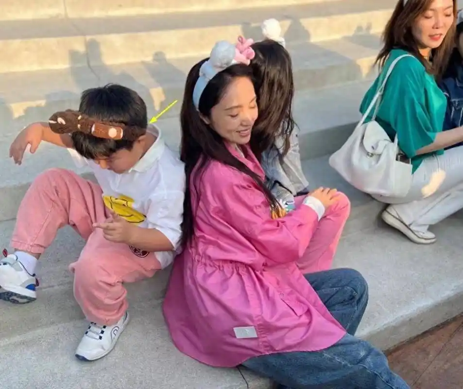 董璇随后与女儿小酒窝和佟丽娅的儿子合影.