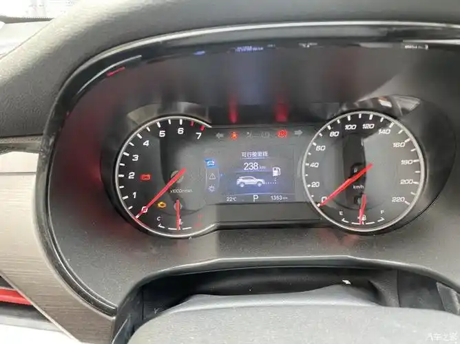 清晰透彻的仪表盘加上红色的表针总是那么经典