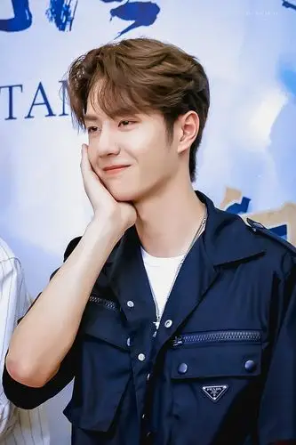 回应: 求王一博笑的图片