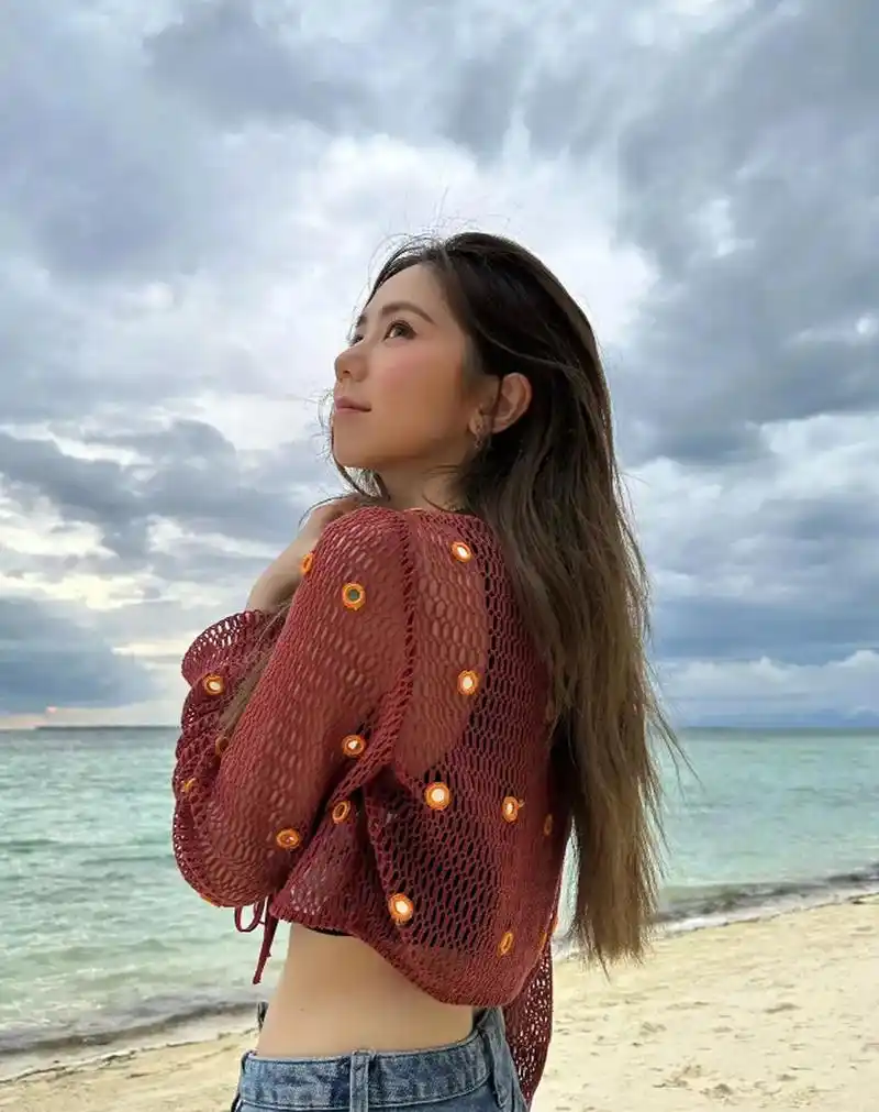 除了令人惊叹的颜值之外,邓紫棋的小蛮腰更是让人赞叹不已,尽显好身材