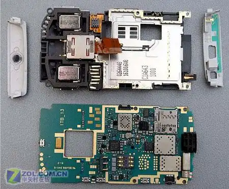 当然,显然这位玩家在拆机方面有着丰富的经验,并且对于手机内部结构