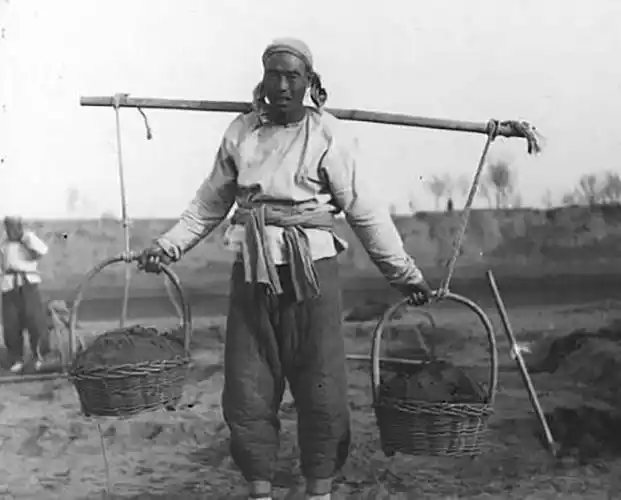 而很多农民之所以选择成为地主,受当时社会发展的局限,得到的资金只能