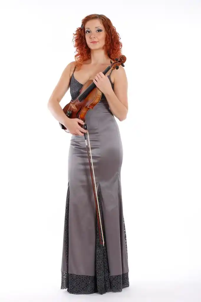小提琴的女孩,红头发的女孩与小提琴站立