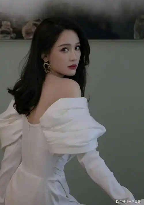 陈乔恩开年写真,白衣香肩婀娜身材,照片证明她并没有怀孕