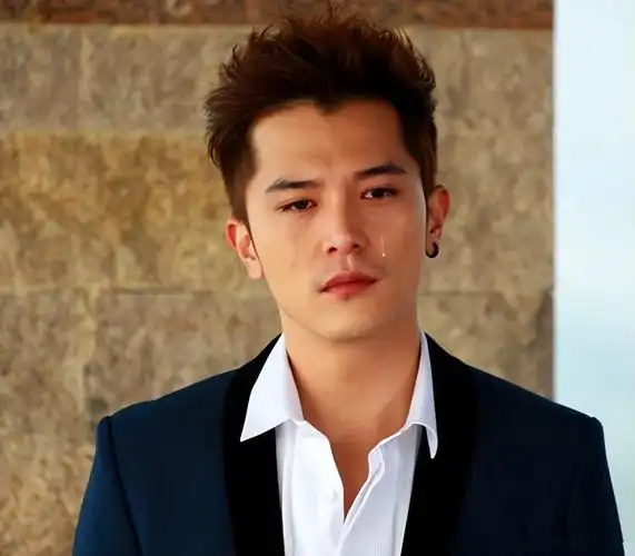 邱泽婚后首次露面,穿粉色外套帅气十足,自曝求婚比走红毯还紧张_腾讯