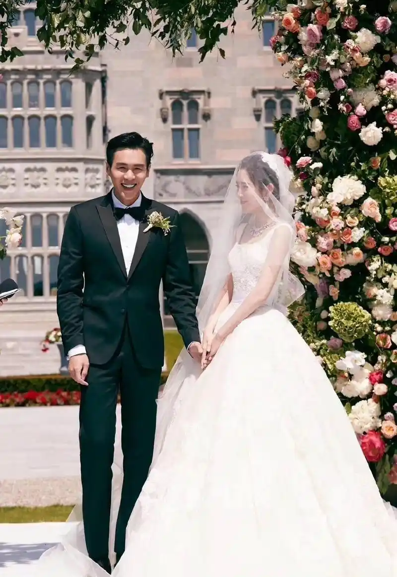 张若昀唐艺昕结婚照被误用,网友:太晦气了,节目组骚操作恶心人