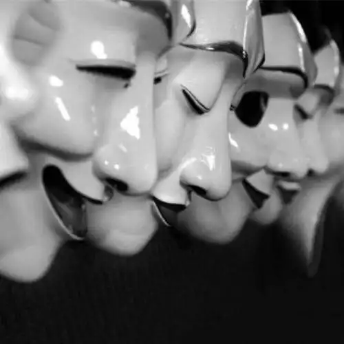 在乎的人知道会不在喜欢自己,从而变得更孤单,便开始带上了假笑面具