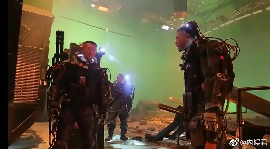 流浪地球2片场照,这工作强度真是硬汉才能驾驭怀念一些流浪1的花絮照