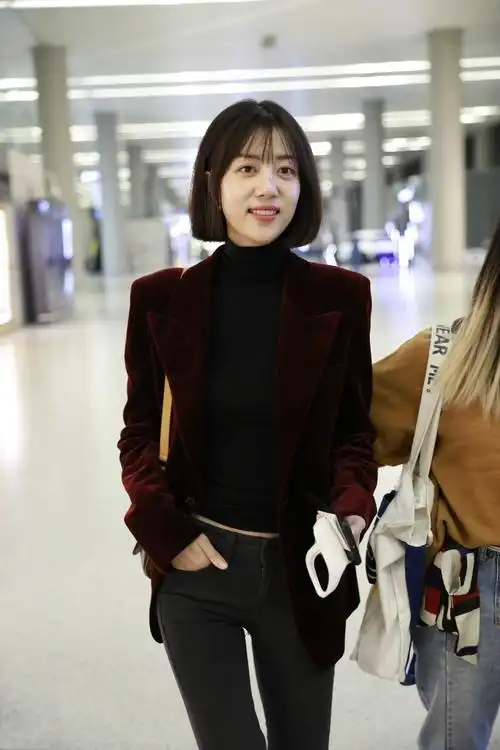 李溪芮穿酒红色西服搭配黑色紧身裤现身机场,皮肤白皙双腿纤细