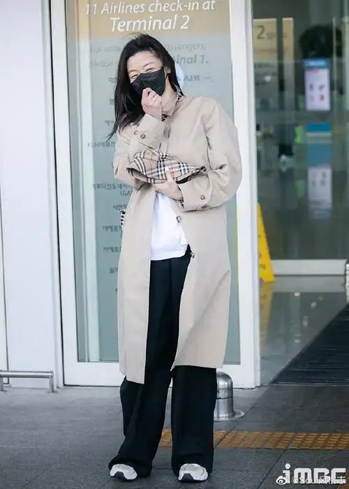 全智贤机场风衣穿搭