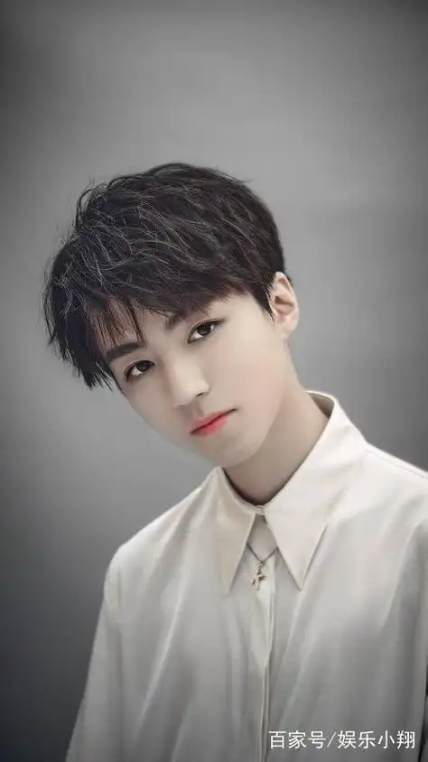 王俊凯素颜时清爽帅气,上妆之后漂亮精致,他并不是花瓶