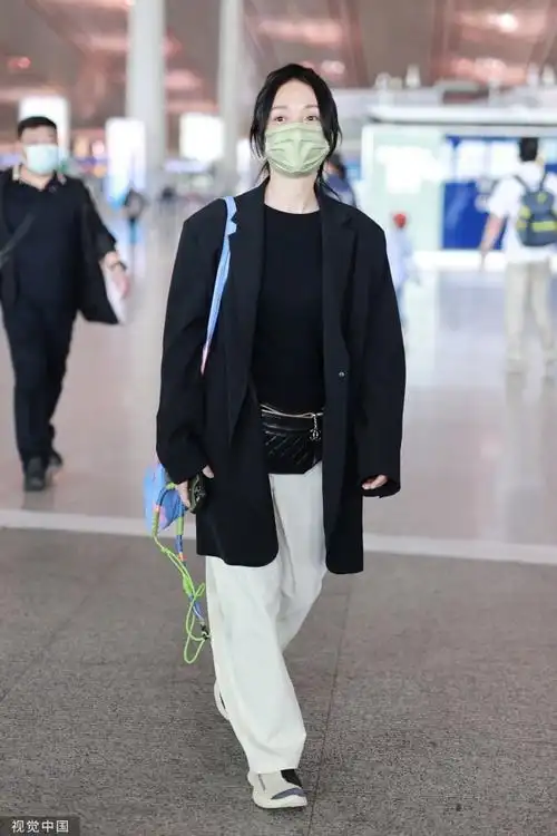 机场时尚秀##周迅黑色西装机场照
