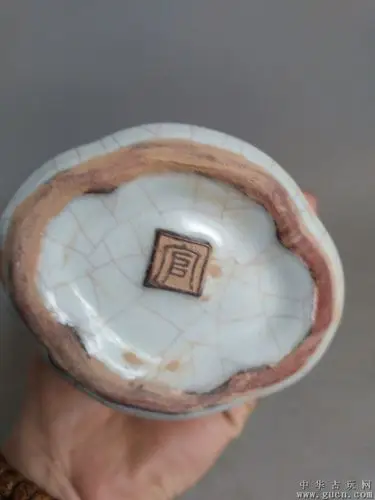 宋代老官窑开片条纹瓷瓶