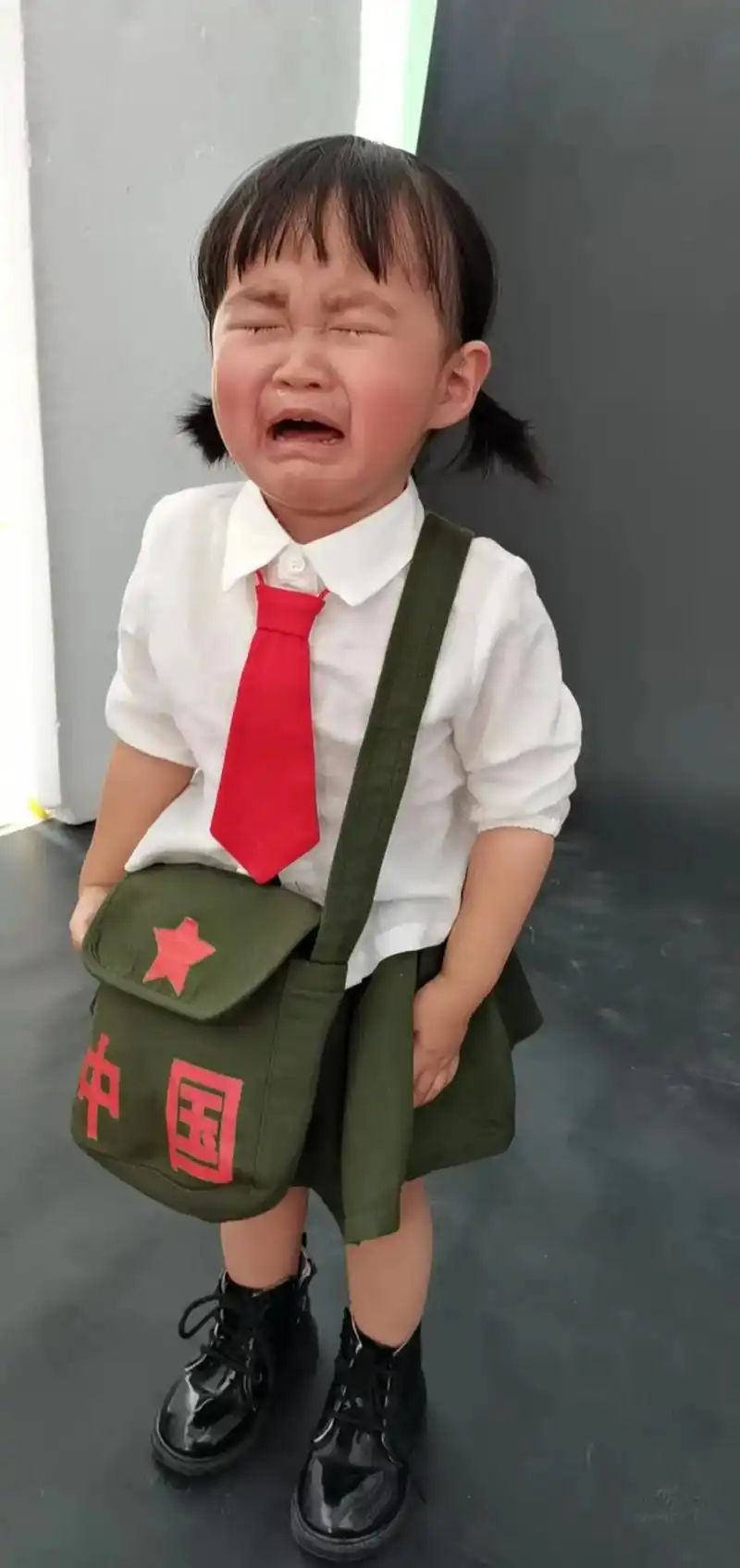 外孙女去拍个照片,生气了,哭成这样,太搞笑了,这个脾气真的厉 - 抖音