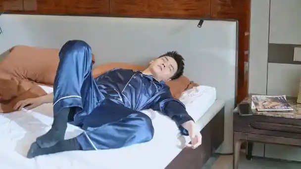 妻子的新世界#今日是睡衣look的小林总@任豪_evol,盖着被子吹风看