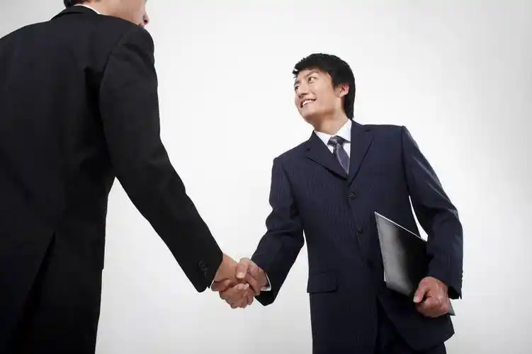 东方人,两个人,商务人士,握手,微笑,横图,彩色,照片,室内,白色背景