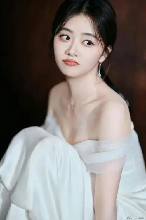 谭松韵,选择了showlovemart2023春夏系列抹胸连肩带连身长裙白色版