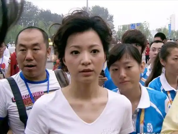 董卿的温文尔雅成就了她这一次愿她被世界宽容