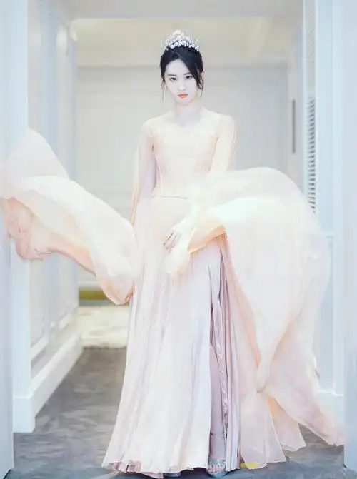 刘亦菲才是"微肉界"女神,穿抹胸羽毛裙配长卷发,轻松美出圈