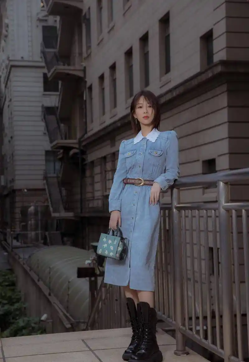 杨紫亮相活动,一身复古牛仔长裙搭配黑色马丁靴,摩登又时髦_白色_一面