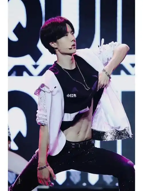 the moon, but he is close to my heart#王一博  #王一博壁纸  #腹肌