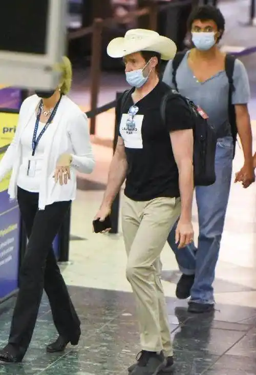 52岁金刚狼带娃出街,身材超好,新片与吴彦祖大秀胸肌_休杰克曼_电影