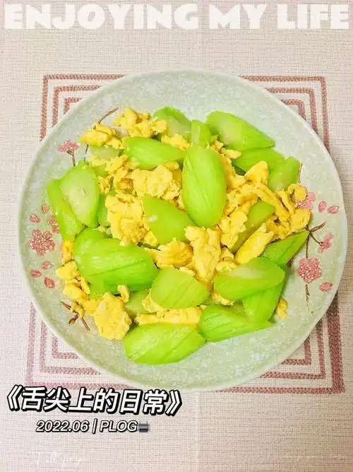 笔记灵感丝瓜翠绿鲜甜,和鸡蛋一起炒,好吃又营养食材:丝瓜 鸡蛋做è