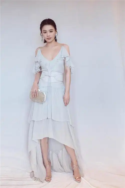 马思纯身材这么有料,深v裙上围太抢镜了