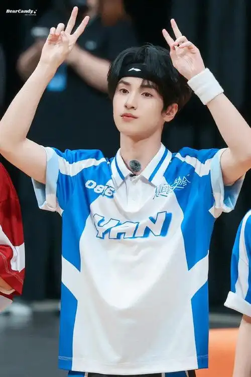 严浩翔射箭神图有,咱就说这出场即高光的浩翔,满分饭撒