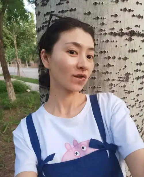 37岁"眉姐姐"斓曦素颜出镜背靠大树咬嘴唇,皮肤状态太真实