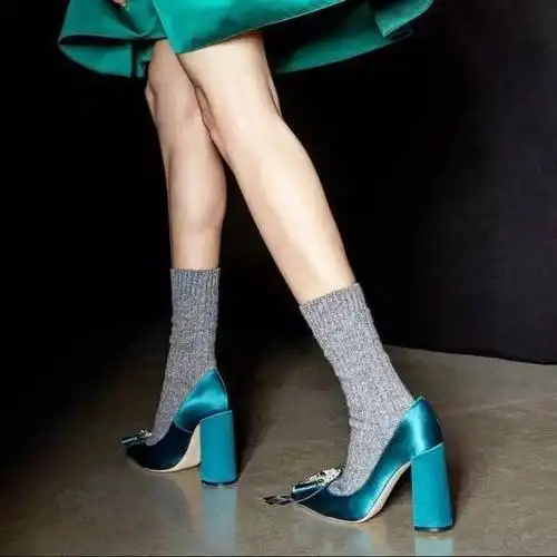 谁说穿高跟鞋就不能搭配袜子