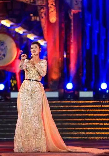 120—降央卓玛《成都》2018四川卫视花开天下跨年演唱会20171231